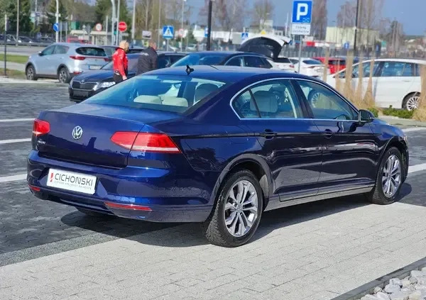 Volkswagen Passat cena 54900 przebieg: 189742, rok produkcji 2018 z Krzanowice małe 781